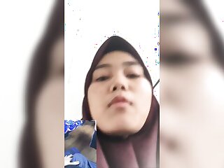 Indonesian hijaber Cici enjoys outdoor VCS fun on webcam